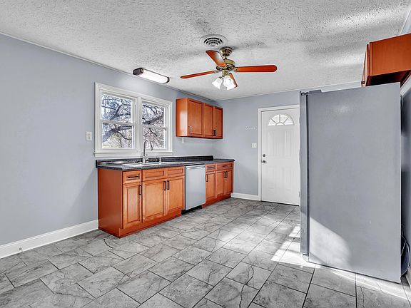 4th image of 125 E Railroad Ave