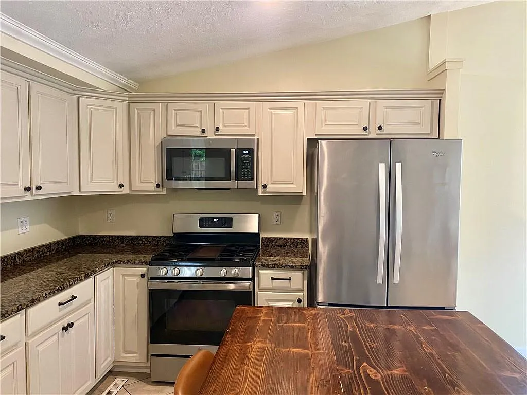 3 bed, 2.0 bath, 1714 sqft, $3,200 — Photo 3