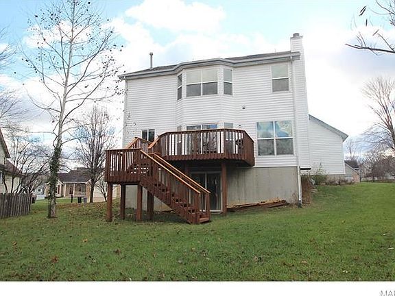 Large deck off the breakfast room, overlooking level lot!
