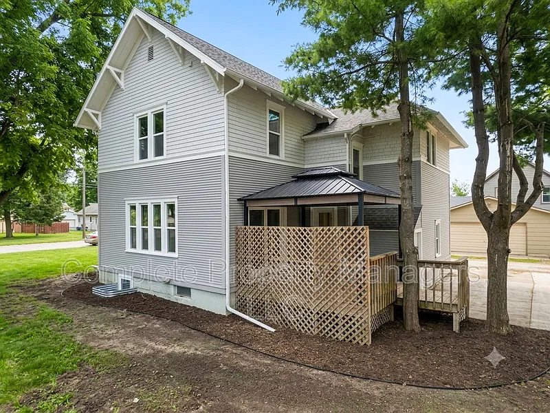 5 bed, 2.0 bath, 2112 sqft, $2,000 — Photo 3