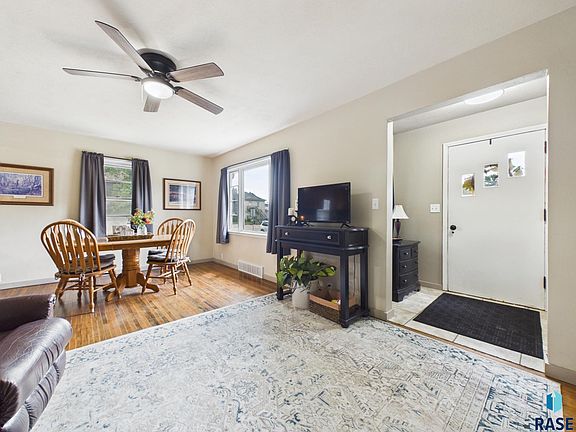 3rd image of 208 W 1st Ave