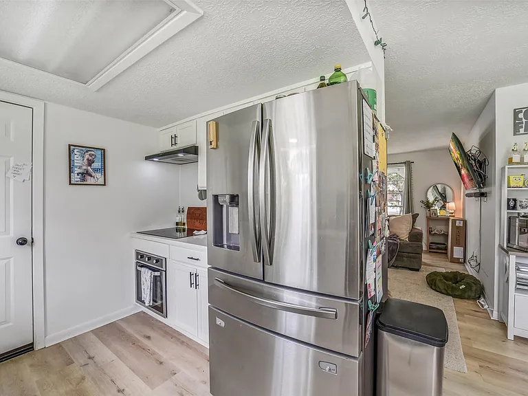 221 N Baron St — Photo 9