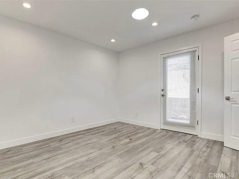 11326 Haskell Ave — Photo 10