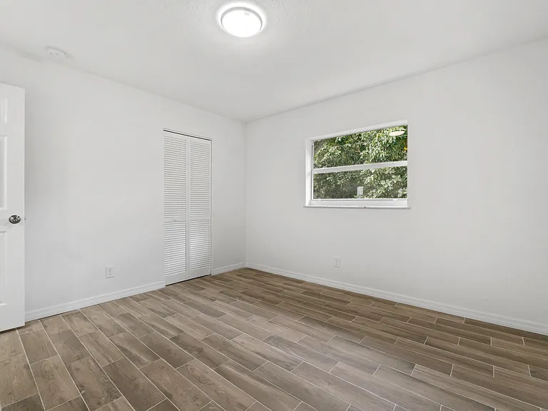 1301 Emerald Ter #4 — Photo 10