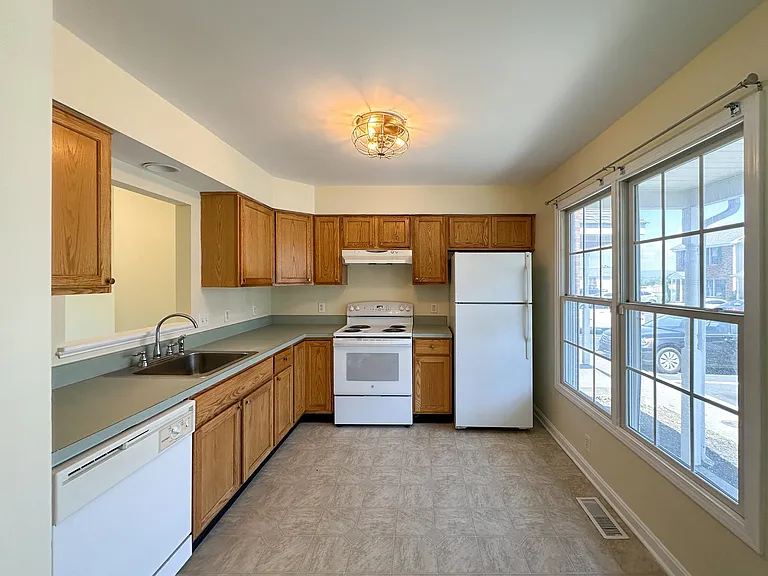 1026 Commercial Ct — Photo 4