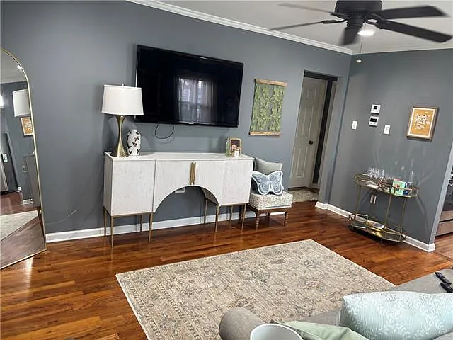 2 bed, 1.0 bath, 900 sqft, $1,900 — Photo 3