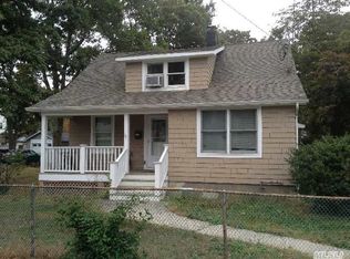 8 Andrew Ave, Islip Terrace, NY 11752
