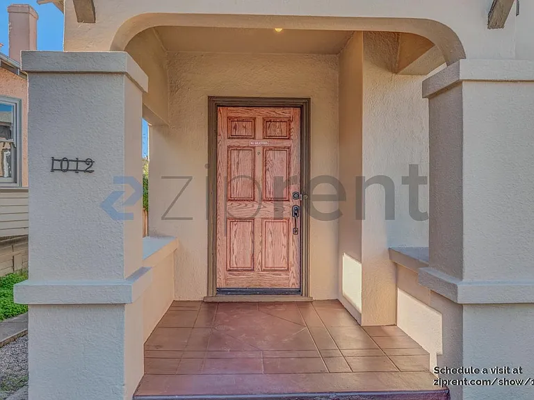 1012 Ventura Ave — Photo 3