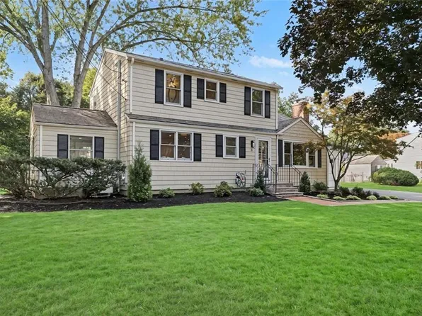 8 Pine Cone Dr, Barrington, RI 02806