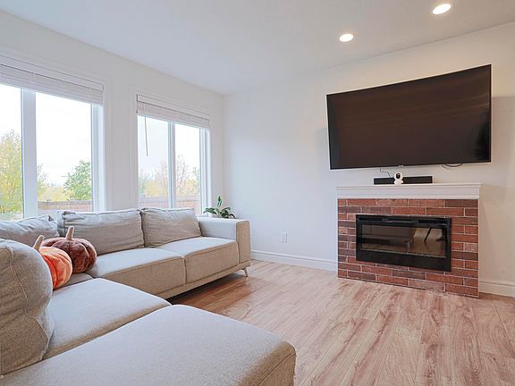 4th image of 3833 Robins Cres NW