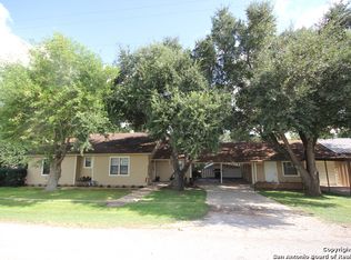 2002 9th St, Floresville, TX 78114