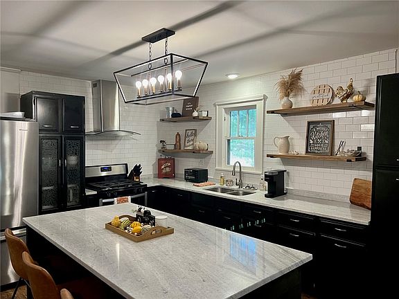 5th image of 2913 Honeysuckle Ln