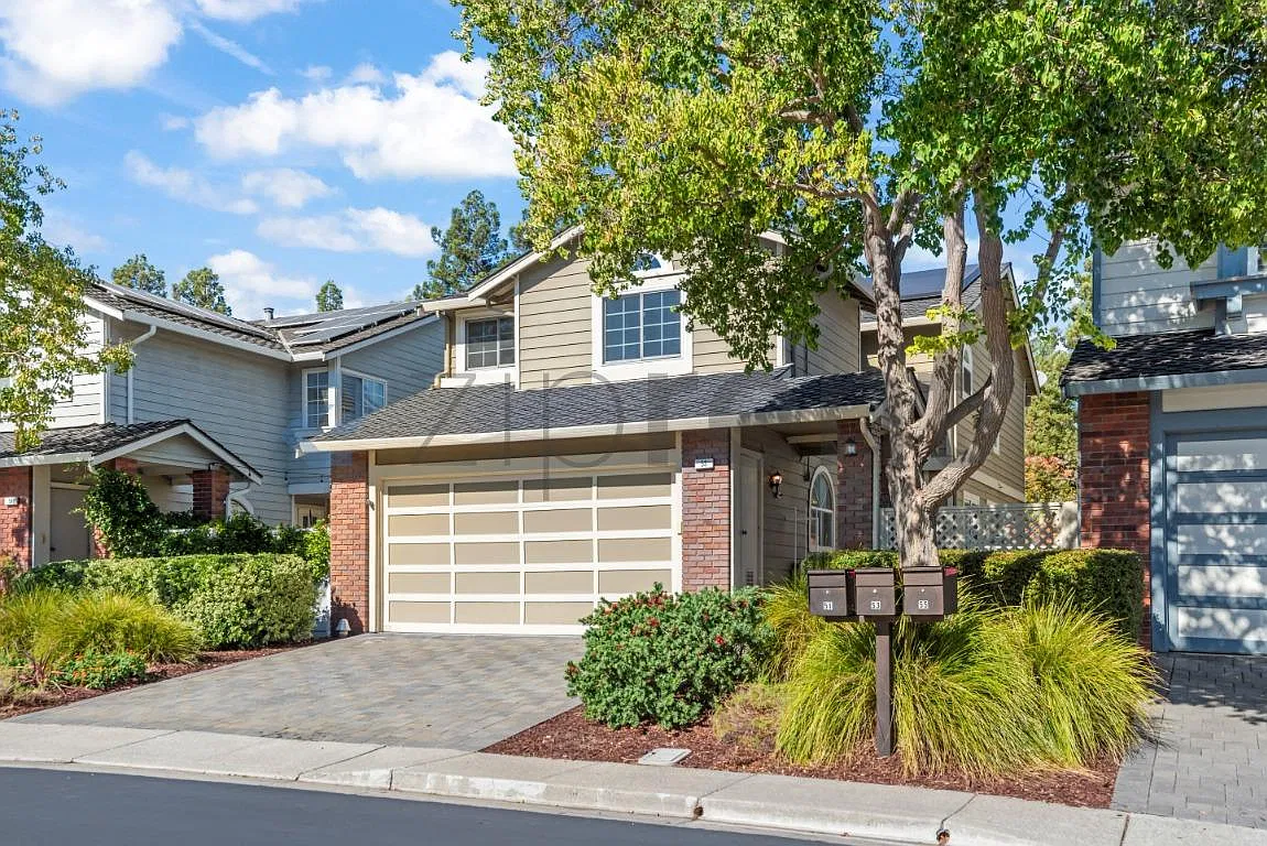 3 bed, 2.5 bath, 1651 sqft, $4,830 — Photo 2