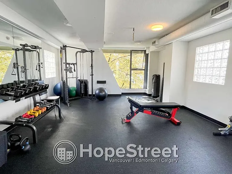 1633 W 8th Ave #304 — Photo 24
