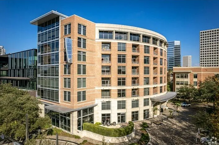 1 bed, 1.0 bath, 869 sqft, $2,100 — Photo 1