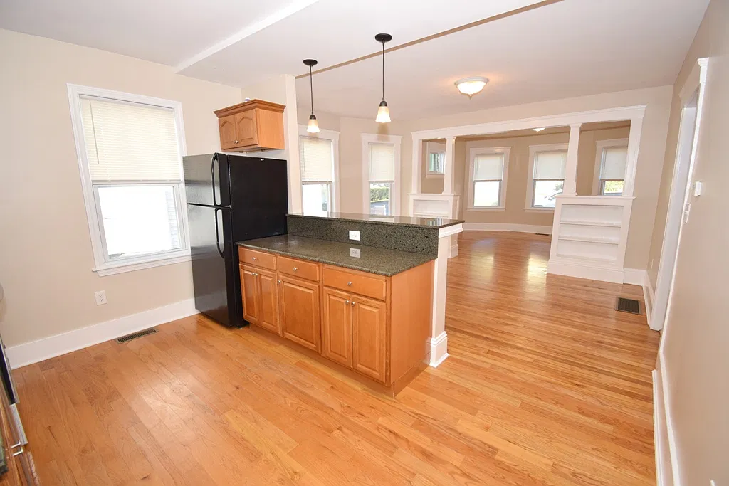 3 bed, 1100 sqft, $2,400 — Photo 4