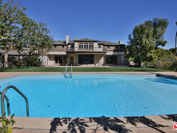 2nd image of 901 N Whittier Dr