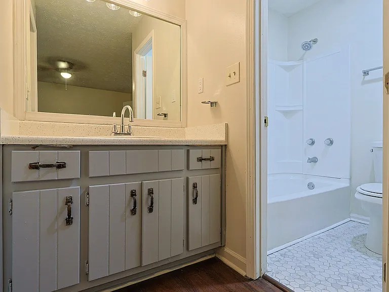 Bedroom 1 private bathroom pic 3