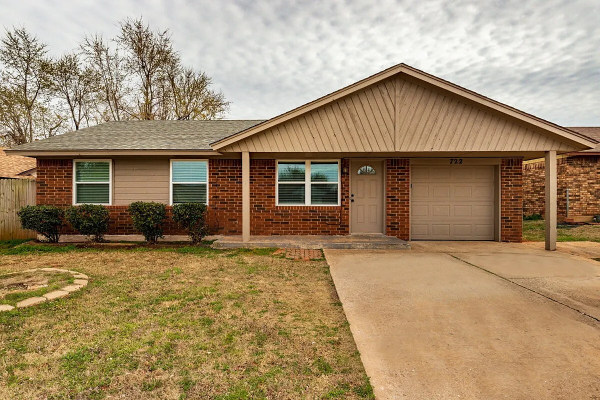 3 bed, 1.0 bath, 891 sqft, $1,225 — Photo 1