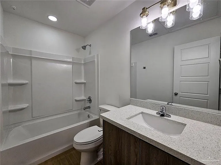 1525 W B St — Photo 17