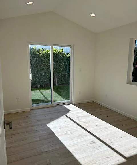 5051 Enfield Ave — Photo 9