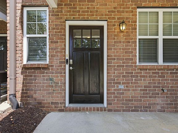 3rd image of 816 Hillview Hts