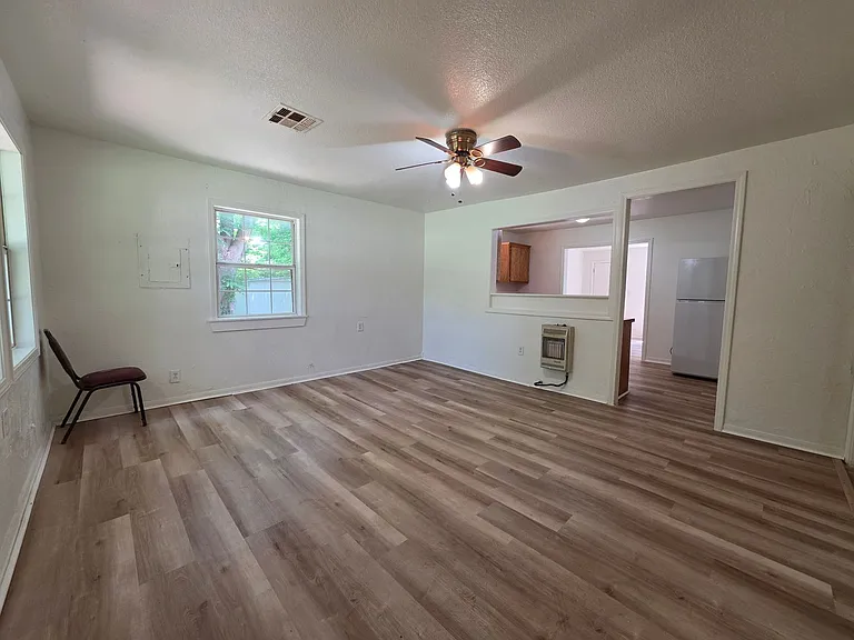 302 E Anna St — Photo 3