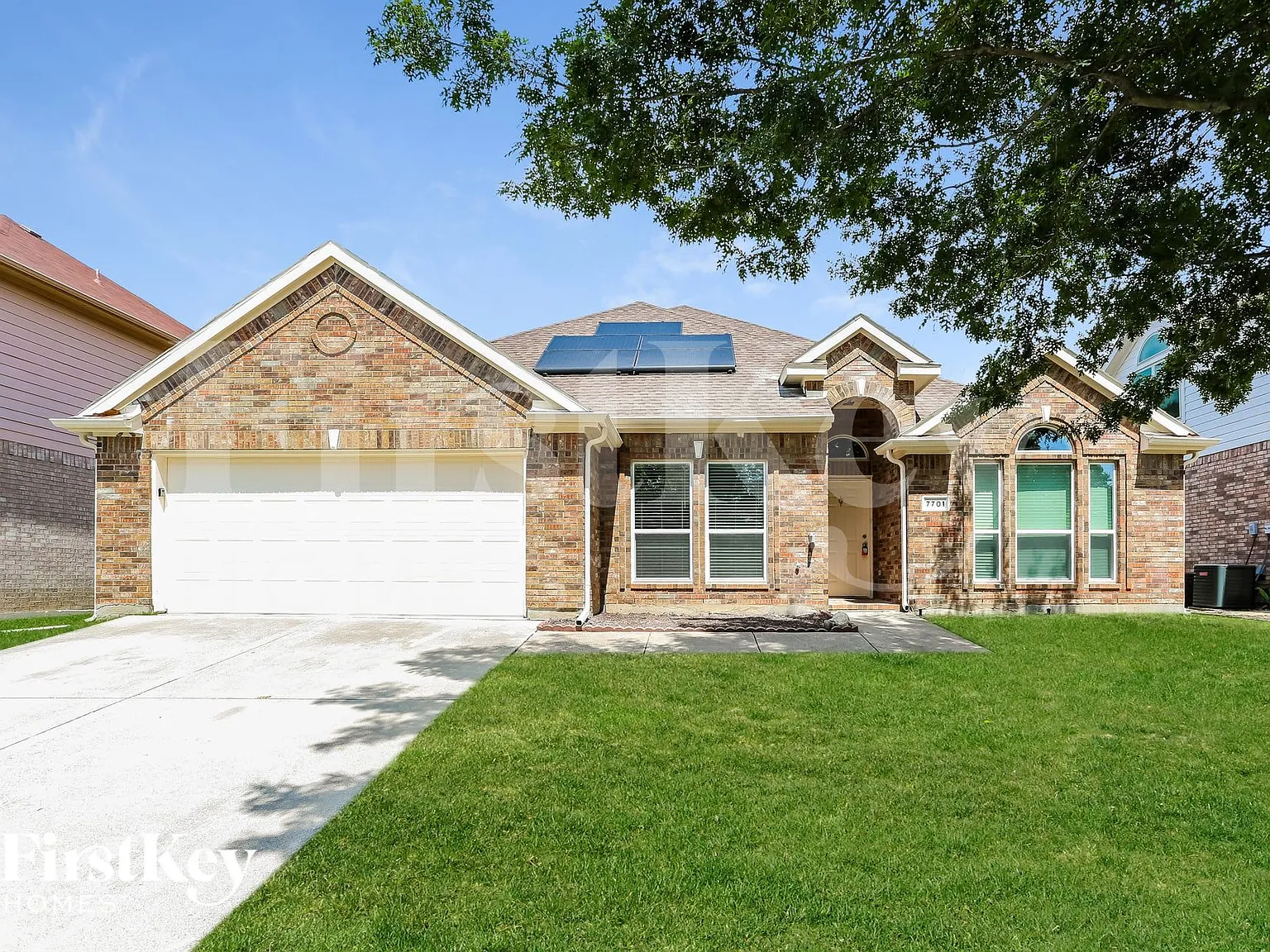 4 bed, 2.0 bath, 2477 sqft, $2,525 — Photo 1