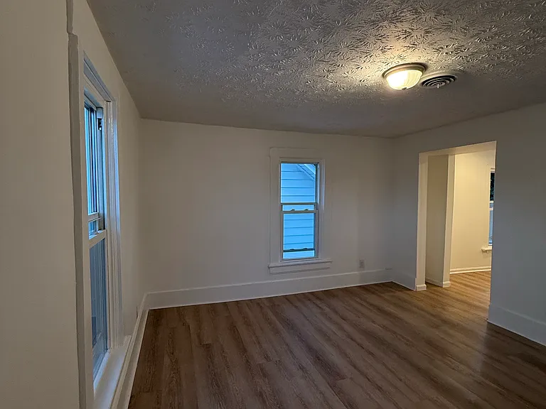 739 1/2 Garfield Ave — Photo 2