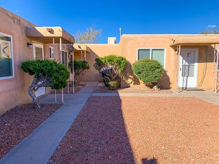 Beautiful Apartment Community with Residential Courtyard — Photo 25