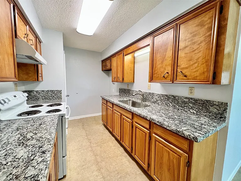4023 Avenue Q 1/2 — Photo 15