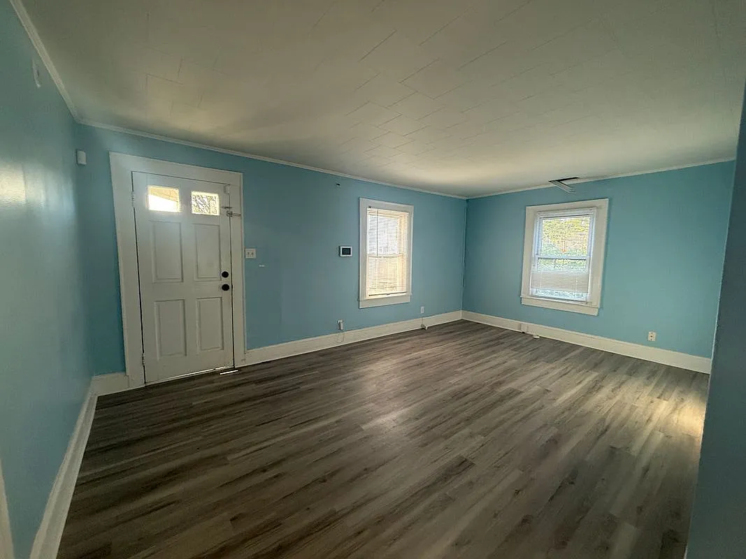 3 bed, 1.0 bath, 964 sqft, $1,250 — Photo 3