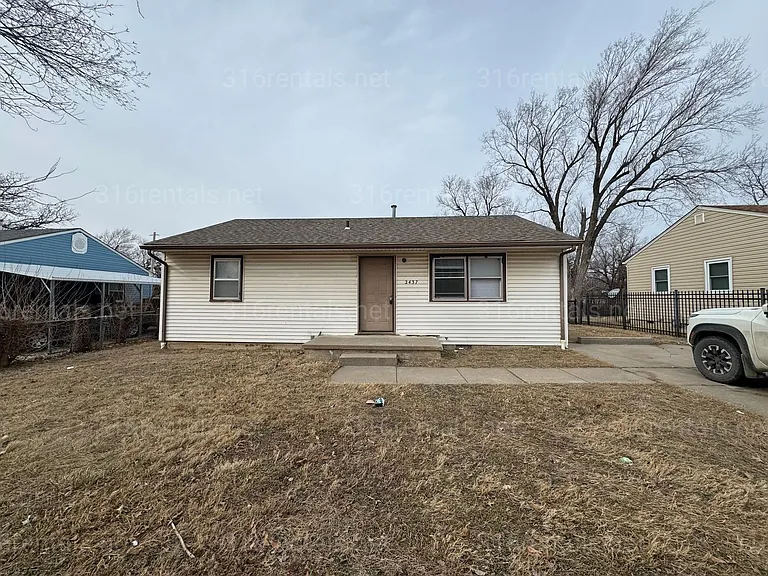 2437 N Estelle Ave — Photo 1