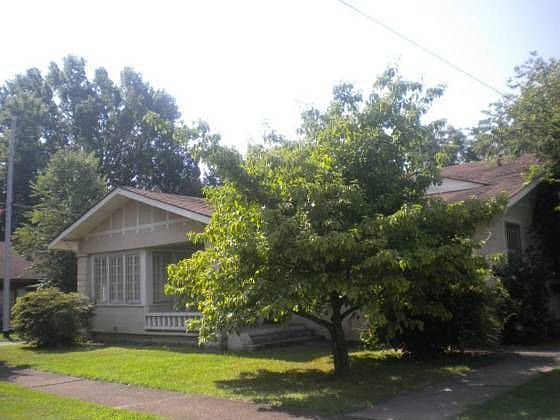 1st image of 829 E Church St