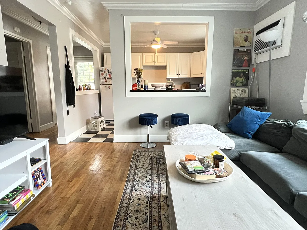 Airy one bedroom with tons of natural lighting - 286 9th St NE #8
