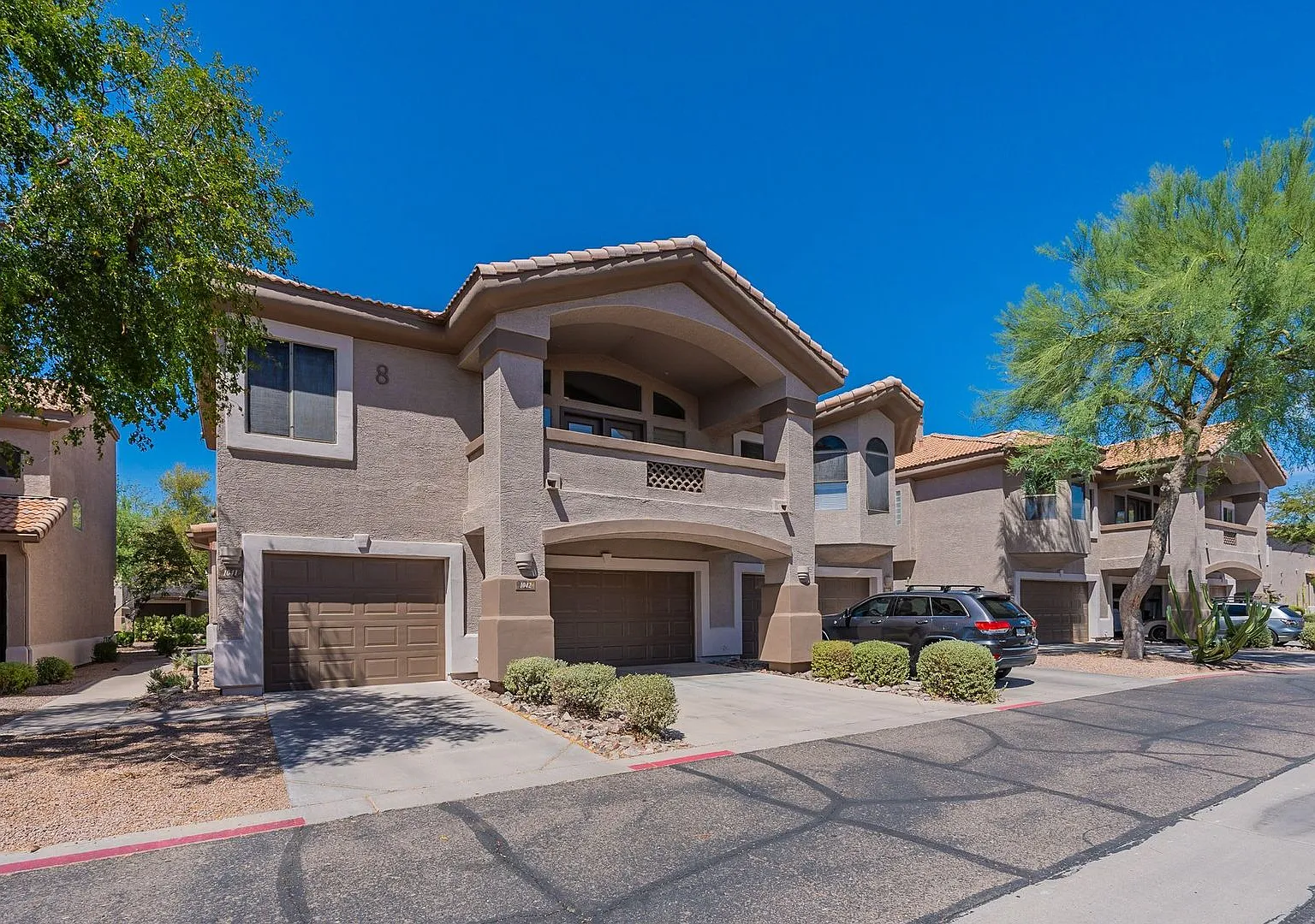 Exclusive Scottsdale Townhome — Photo 2