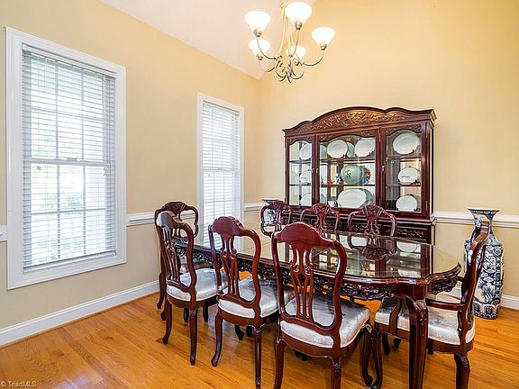 5th image of 203 Colonnade Dr