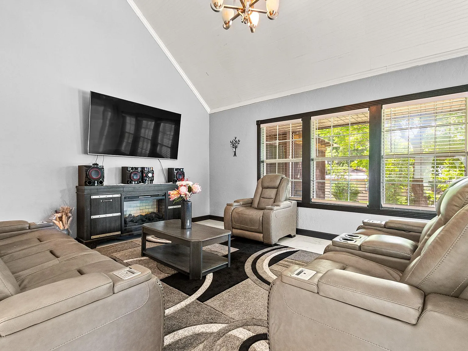 4 bed, 2.0 bath, 1960 sqft, $1,800 — Photo 2