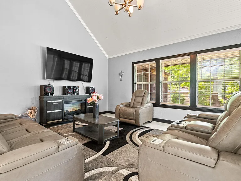 20 Clearview St — Photo 2