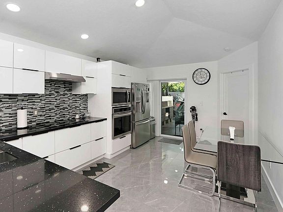 4th image of 990 SW 9th Ct