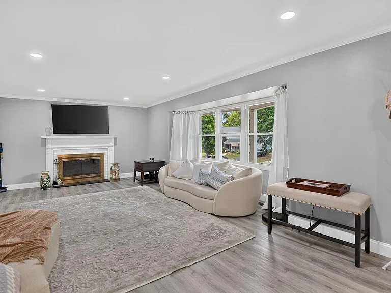 12420 Seabury Ln — Photo 3