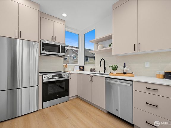 5th image of 3852 Carr Place N