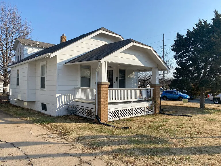 2080 SW Washburn Ave — Photo 2