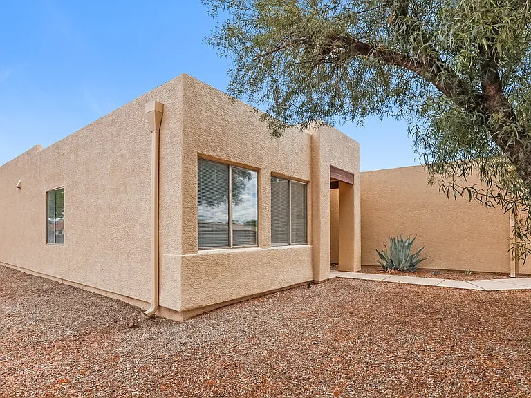 1534 W Churchill Pl — Photo 3