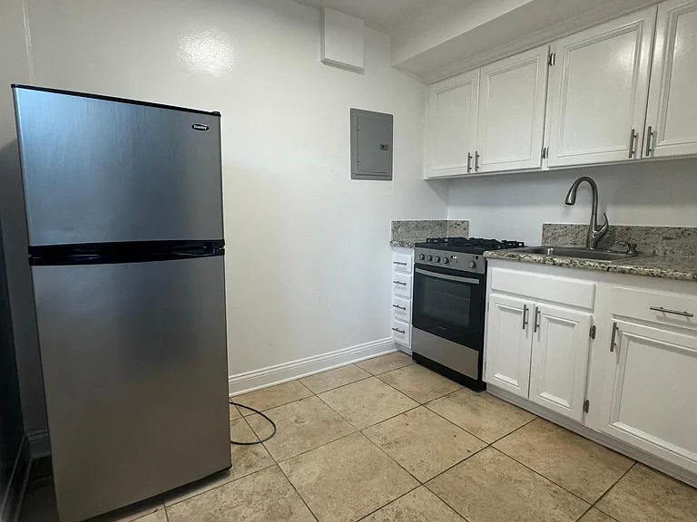 Wilshire Westwood — Photo 19