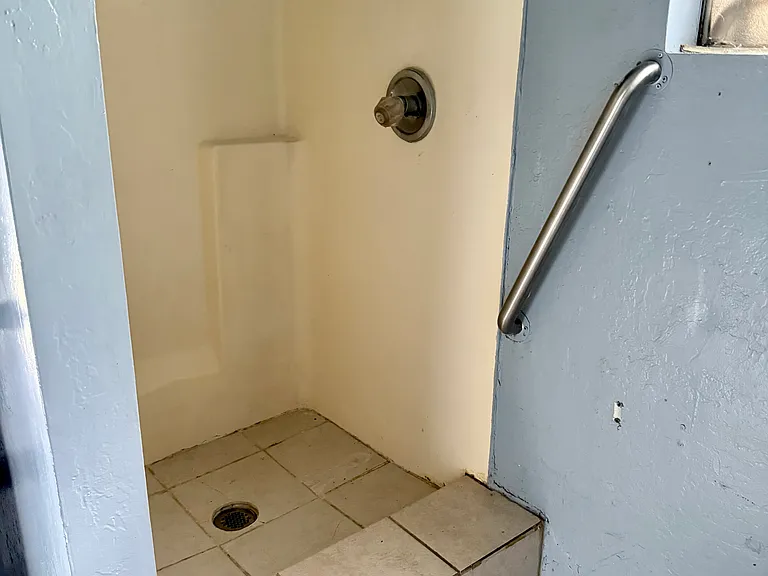 2615 W Morten Ave #D — Photo 8