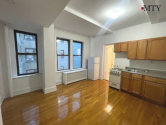 3rd image of 155 E 52nd St APT 5K