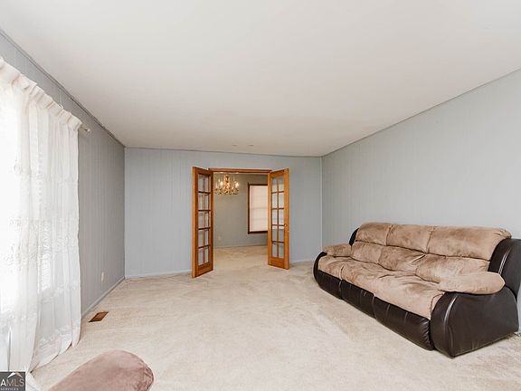 4th image of 200 Heather St