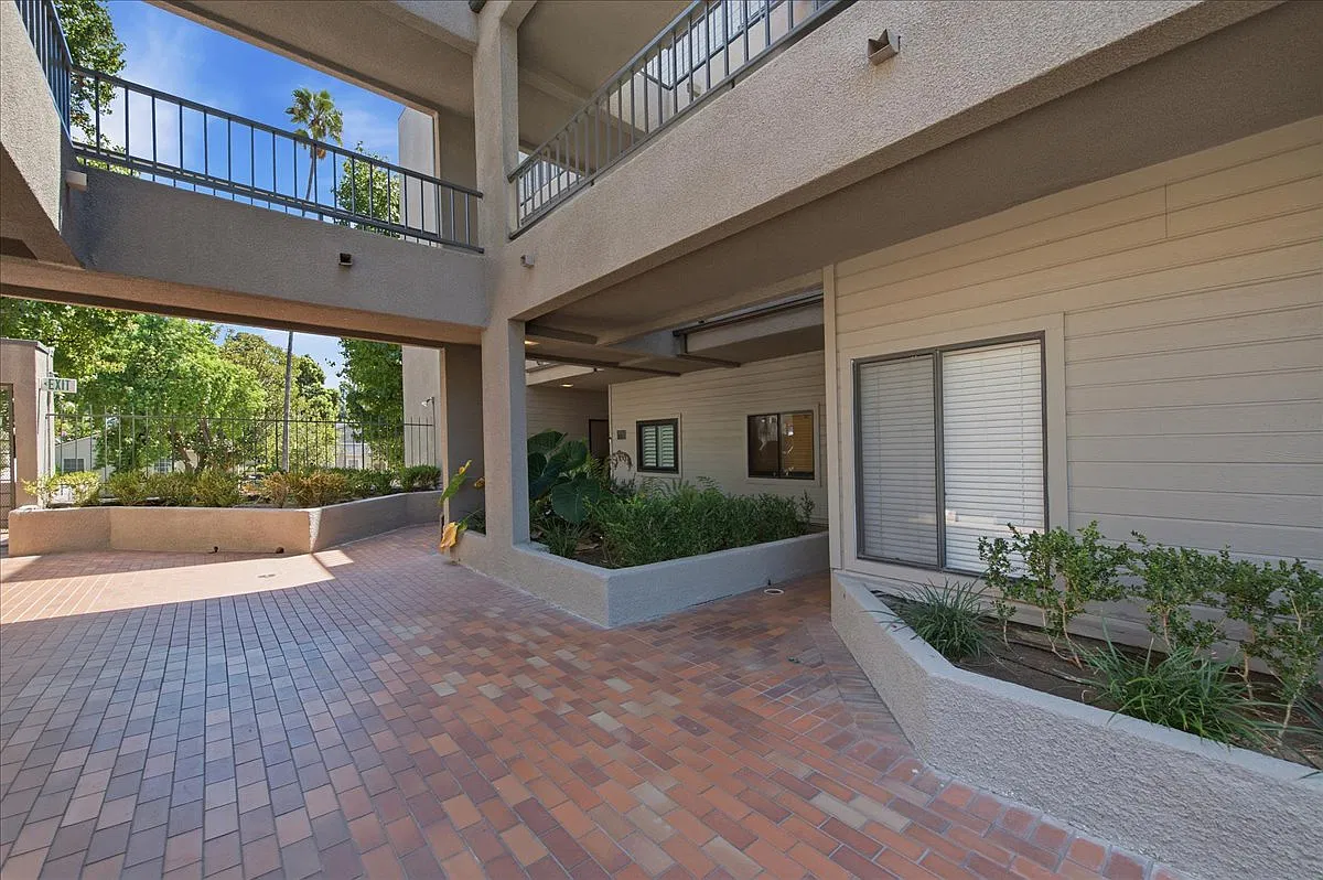 2 bed, 1057 sqft, $3,650 — Photo 4