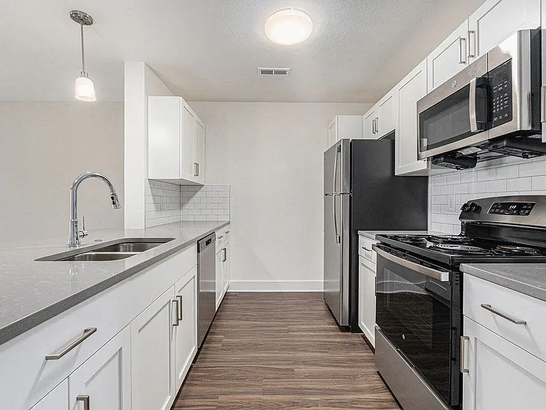 Signature Pointe Apartment Homes — Photo 98